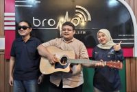 Personel Grup Band Melati Pertuni Probolinggo Raya berbagi kisah perjuangan dan perjalanan bermusik dalam podcast di Studio Radio LPPL Bromo FM Kraksaan, Sabtu (4/7/2026). (Foto Dok Ho/RadarBangsa.co.id)