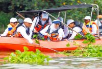 Gubernur Jawa Timur Khofifah Indar Parawansa mengajak seluruh elemen masyarakat menjaga kelestarian sungai pada peringatan Hari Sungai Nasional 2026, Senin (27/7). (Foto Dok Ho/RadarBangsa.co.id)