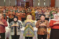 Gubernur Jawa Timur Khofifah Indar Parawansa menghadiri Rakornas Evaluasi dan Monitoring Pelaksanaan Lapangan Sensus Ekonomi 2026 bersama Kepala BPS RI Amalia Adininggar Widyasanti di Surabaya. (Foto Dok Ho/RadarBangsa.co.id)