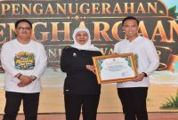 Wakil Bupati Lamongan Dirham Akbar Aksara menerima penghargaan pengelolaan mangrove dari Gubernur Jawa Timur Khofifah Indar Parawansa. (Foto Dok Ho/RadarBangsa.co.id)