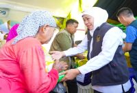 Gubernur Jawa Timur Khofifah Indar Parawansa meninjau Pasar Murah ke-84 di Kecamatan Larangan, Kabupaten Pamekasan, Minggu (19/7). (Foto Dok Ho/RadarBangsa.co.id)