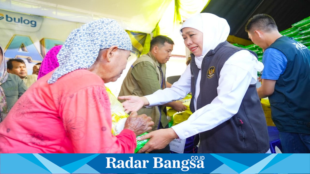 Gubernur Jawa Timur Khofifah Indar Parawansa meninjau Pasar Murah ke-84 di Kecamatan Larangan, Kabupaten Pamekasan, Minggu (19/7). (Foto Dok Ho/RadarBangsa.co.id)