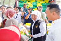 Gubernur Khofifah saat meninjau pasar murah ke-87 di Lapangan Cemara, Kecamatan Jenu, Kabupaten Tuban, Rabu (29/7). (Foto Dok Ho/RadarBangsa.co.id)