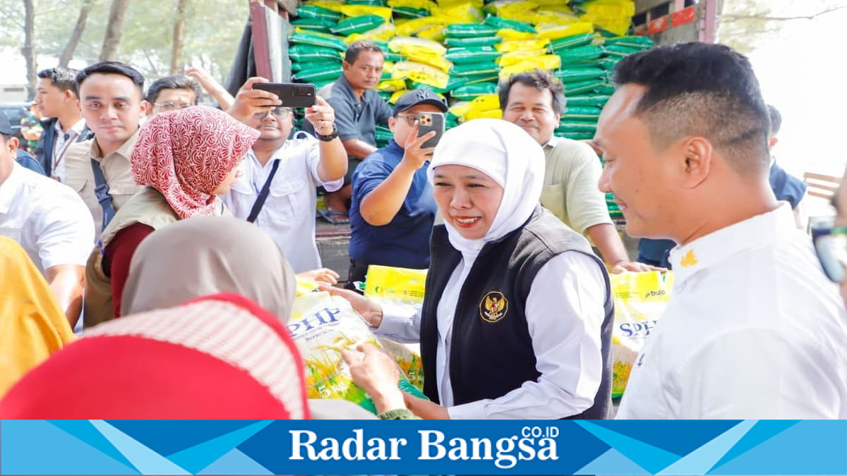 Gubernur Khofifah saat meninjau pasar murah ke-87 di Lapangan Cemara, Kecamatan Jenu, Kabupaten Tuban, Rabu (29/7). (Foto Dok Ho/RadarBangsa.co.id)