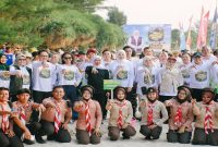 Gubernur Khofifah Indar Parawansa bersama Kaka Slank dan Bupati Tuban Aditya Halindra Faridzky menanam cemara udang pada Festival Mangrove Jawa Timur ke-10 di Pantai Panduri, Tuban, Rabu (29/7/2026). (Foto Dok Ho/RadarBangsa.co.id)