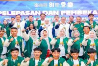 Gubernur Jawa Timur Khofifah Indar Parawansa menyematkan jaket kepada perwakilan Kontingen Jawa Timur saat pelepasan peserta LKS Pendidikan Menengah Tingkat Nasional 2026 di Jakarta, Sabtu (25/7/2026). (Foto Dok Ho/RadarBangsa.co.id)
