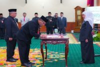 Gubernur Jawa Timur Khofifah Indar Parawansa melantik enam Pejabat Pimpinan Tinggi Pratama di Gedung Negara Grahadi, Surabaya, Selasa (14/7/2026). (Foto Dok Ho/RadarBangsa.co.id)
