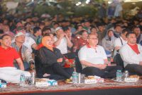 Gubernur Jawa Timur Khofifah Indar Parawansa membaur bersama ribuan warga saat nobar Final Piala Dunia 2026 di Grahadi Surabaya, Senin (20/7). (Foto Dok Ho/RadarBangsa.co.id)