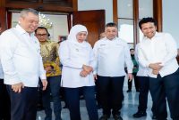 Gubernur Khofifah Indar Parawansa dan Wagub Emil Dardak menerima Menhub Dudy Purwagandhi di Grahadi, Surabaya, membahas Ketapang-Gilimanuk, Bandara Dhoho dan SRRL, Rabu (15/7). (Foto Dok Ho/RadarBangsa.co.id)