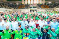 Gubernur Khofifah Indar Parawansa bersama Menko Pangan Zulkifli Hasan menyerahkan bantuan sembako kepada pengemudi ojol, nelayan, dan masyarakat rentan di GOR Tri Dharma Petrokimia Gresik, Rabu (15/7/2026). (Foto Dok Ho/RadarBangsa.co.id)
