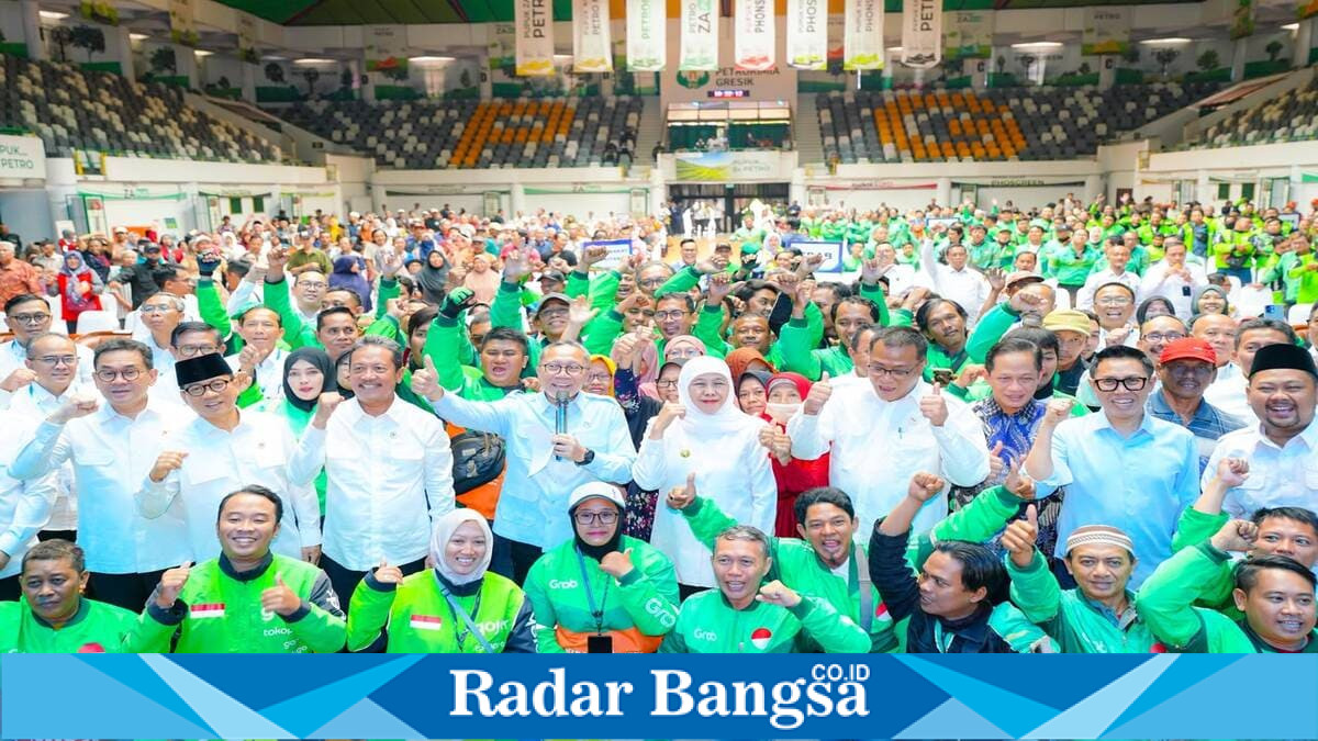 Gubernur Khofifah Indar Parawansa bersama Menko Pangan Zulkifli Hasan menyerahkan bantuan sembako kepada pengemudi ojol, nelayan, dan masyarakat rentan di GOR Tri Dharma Petrokimia Gresik, Rabu (15/7/2026). (Foto Dok Ho/RadarBangsa.co.id)