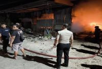 Petugas Polsek Sukodadi bersama Pemadam Kebakaran Kabupaten Lamongan memadamkan kebakaran gudang rosokan di Desa Madulegi, Kecamatan Sukodadi, Jumat (10/7). (Foto Dok Ho/RadarBangsa.co.id)