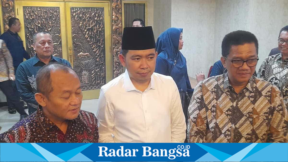 Bupati Jember Muhammad Fawait menghadiri Gala Dinner bersama Keluarga Alumni Universitas Jember (KAUJE) di Pendopo Wahyawibawagraha, Sabtu (4/7/2026), membahas sinergi pembangunan daerah. (Foto Dok Ho/RadarBangsa.co.id)