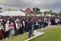 Bupati Jember Mohammad Fawait melepas 3.000 mahasiswa KKN Kolaboratif se-Kabupaten Jember di Alun-Alun Jember, Sabtu (19/7/2026). (Foto Dok Ho/RadarBangsa.co.id)