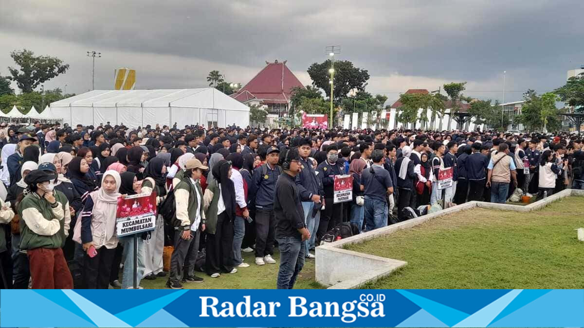 Bupati Jember Mohammad Fawait melepas 3.000 mahasiswa KKN Kolaboratif se-Kabupaten Jember di Alun-Alun Jember, Sabtu (19/7/2026). (Foto Dok Ho/RadarBangsa.co.id)