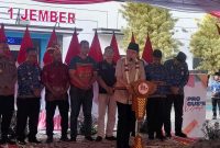 Bupati Jember Gus Fawait menyampaikan arahan PPDB bersih dan program beasiswa bagi mahasiswa saat Pro Gus’e Update di SMPN 1 Jember, Jumat (17/7/2026). (Foto Dok Ho/RadarBangsa.co.id)