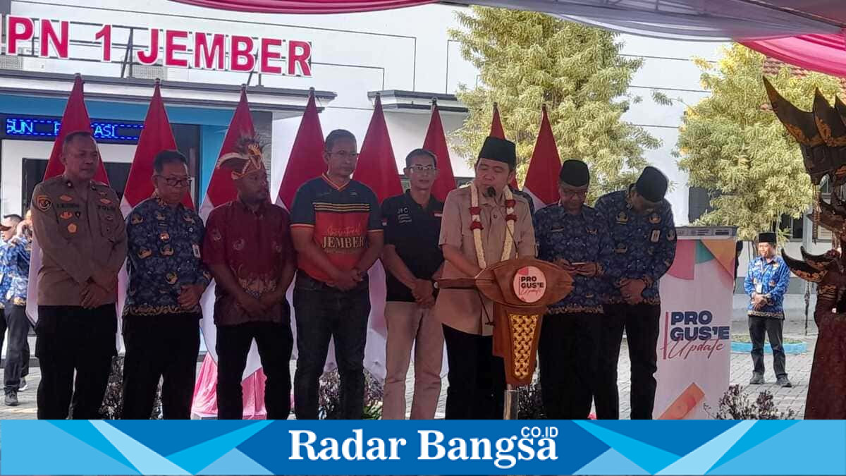 Bupati Jember Gus Fawait menyampaikan arahan PPDB bersih dan program beasiswa bagi mahasiswa saat Pro Gus’e Update di SMPN 1 Jember, Jumat (17/7/2026). (Foto Dok Ho/RadarBangsa.co.id)