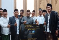 Gus Iqdam menandatangani prasasti peresmian Masjid Baiturrahman disaksikan ribuan jamaah di Gempol, Pasuruan, Rabu (15/7/2026). (Foto Dok Ho/RadarBangsa.co.id)