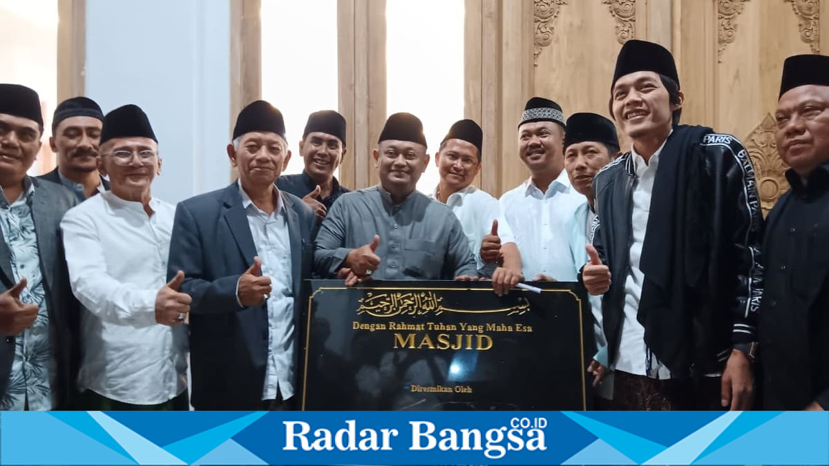 Gus Iqdam menandatangani prasasti peresmian Masjid Baiturrahman disaksikan ribuan jamaah di Gempol, Pasuruan, Rabu (15/7/2026). (Foto Dok Ho/RadarBangsa.co.id)
