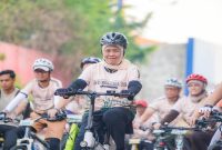 Gubernur Jawa Timur Khofifah Indar Parawansa bersama jajaran Bank Indonesia melepas peserta Gowes Nusantara 2026 di Surabaya, Minggu (26/7). (Foto Dok Ho/RadarBangsa.co.id)