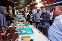 Kemenko Pangan memantau harga dan ketersediaan bahan pokok di Pasar Rogojampi, Banyuwangi, Minggu (5/7/2026), untuk memastikan pasokan dan harga pangan tetap stabil. (Foto Dok Ho/RadarBangsa.co.id)