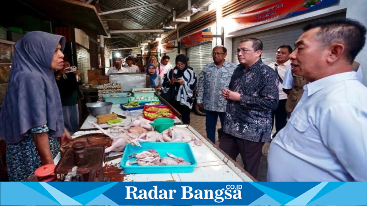 Kemenko Pangan memantau harga dan ketersediaan bahan pokok di Pasar Rogojampi, Banyuwangi, Minggu (5/7/2026), untuk memastikan pasokan dan harga pangan tetap stabil. (Foto Dok Ho/RadarBangsa.co.id)