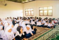 Pelajar SMP dan SMA IT Nurul Quran Al Aziziyah mengikuti penyuluhan kesehatan reproduksi dan literasi digital yang digelar DWP RSUD H. Moh. Ruslan Kota Mataram, Selasa (28/7/2026). (Foto Dok Ho/RadarBangsa.co.id)