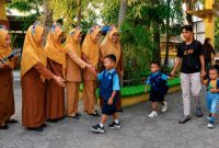 Peserta didik baru mengikuti hari pertama sekolah di SDN Sumberkerep Mantup, Lamongan, Senin (13/7/2026). Sekolah menerima 29 siswa baru. (Foto Dok Ho/RadarBangsa.co.id)