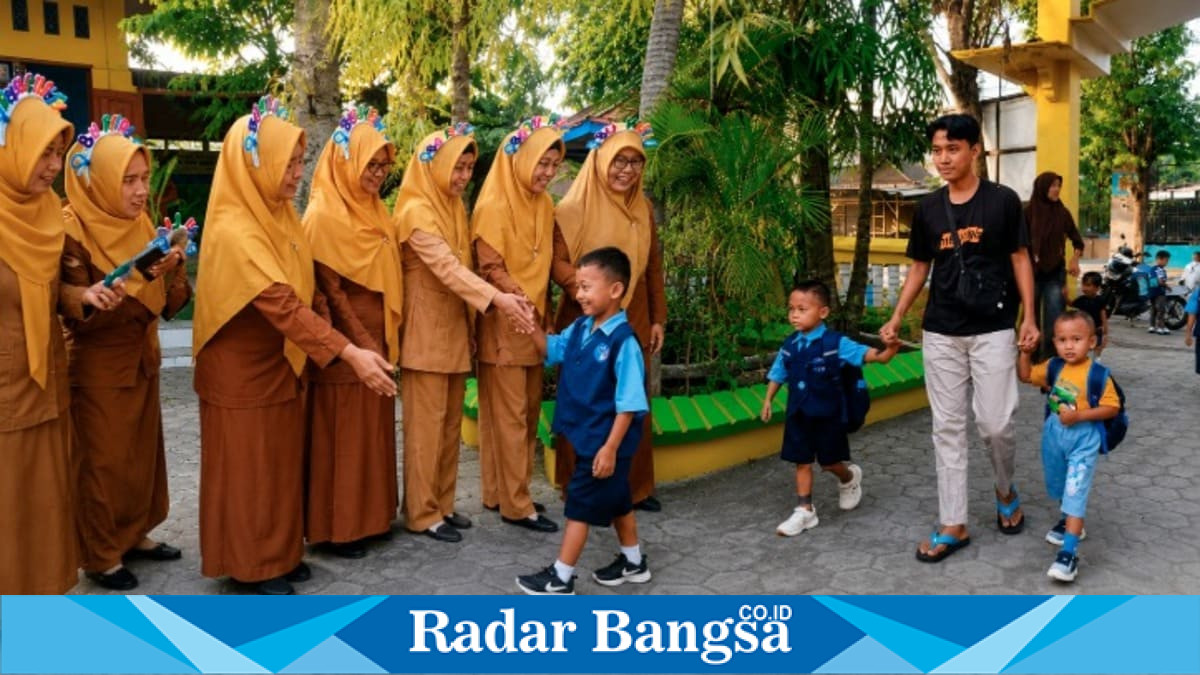 Peserta didik baru mengikuti hari pertama sekolah di SDN Sumberkerep Mantup, Lamongan, Senin (13/7/2026). Sekolah menerima 29 siswa baru. (Foto Dok Ho/RadarBangsa.co.id)