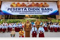 Kepala SDN Sumberbendo, Suparmi, S.Pd., (tengah) bersama peserta didik baru saat pembukaan Masa Pengenalan Lingkungan Sekolah (MPLS) Tahun Pelajaran 2026/2027 di SD Negeri Sumberbendo, Kecamatan Mantup, Kabupaten Lamongan, Senin (13/7/2026). (Foto Dok Ho/RadarBangsa.co.id)