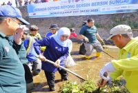 Gubernur Jawa Timur Khofifah Indar Parawansa mengajak seluruh elemen masyarakat menjaga sungai pada peringatan Hari Sungai Nasional 2026, Senin (27/7/2026). (Foto Dok Ho/RadarBangsa.co.id)