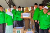 Bendahara DPC PKB Sidoarjo H. Usman menyerahkan bantuan 22 kardus pakaian layak pakai kepada penghuni Liponsos Sidoarjo, Selasa (21/7/2026). (Foto Dok Ho/RadarBangsa.co.id)