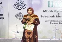 Wabup Sidoarjo Hj. Mimik Idayana berziarah sebelum Haul ke-69 Mbah Kyai Kalam di Porong, Sabtu (18/7). (Foto Dok Ho/RadarBangsa.co.id)