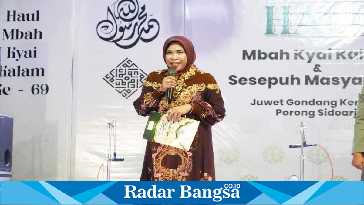 Wabup Sidoarjo Hj. Mimik Idayana berziarah sebelum Haul ke-69 Mbah Kyai Kalam di Porong, Sabtu (18/7). (Foto Dok Ho/RadarBangsa.co.id)