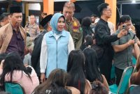 Petugas gabungan mendata lady companion dan melakukan skrining HIV/AIDS saat sidak tempat karaoke di Kecamatan Jabon, Sidoarjo, Sabtu (4/7/2026). (Foto Dok Ho/RadarBangsa.co.id)