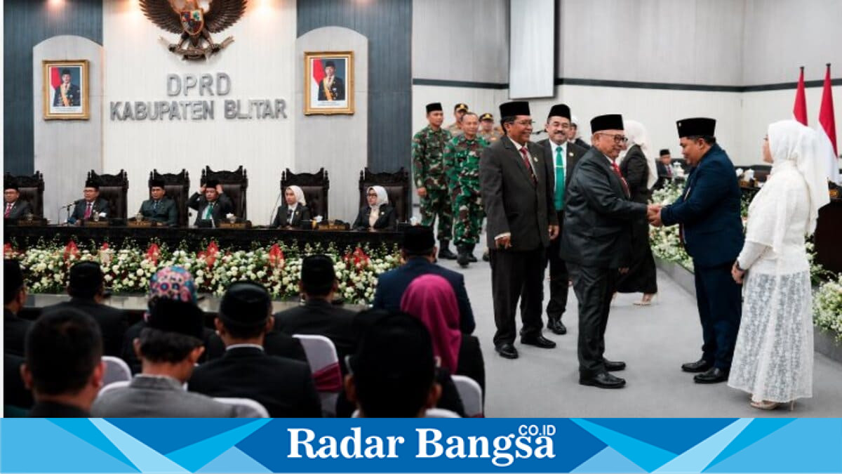Hendik Budi Yuantoro dilantik sebagai Anggota DPRD Kabupaten Blitar PAW masa jabatan 2024–2029 dalam rapat paripurna DPRD, Selasa (21/7/2026). (Foto Dok Ho/RadarBangsa.co.id)