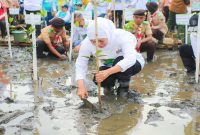 Gubernur Jatim Khofifah Indar Parawansa saat mengajak masyarakat memasifkan gerakan tanam mangrove pada peringatan Hari Mangrove Sedunia 2026, Minggu (26/7). (Foto Dok Ho/RadarBangsa.co.id)