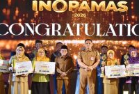 Wakil Bupati Pasuruan menyerahkan penghargaan kepada pemenang Anugerah INOPAMAS 2026 di Auditorium Mpu Sindok, Selasa (7/7/2026). (Foto Dok Ho/RadarBangsa.co.id)