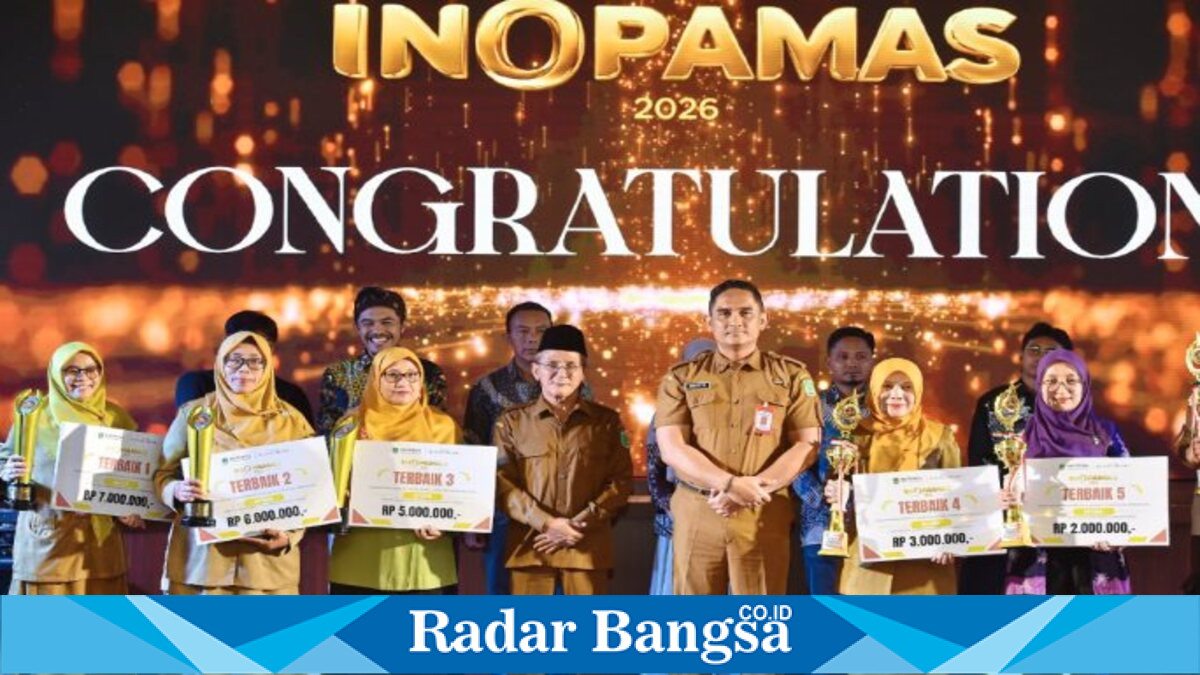 Wakil Bupati Pasuruan menyerahkan penghargaan kepada pemenang Anugerah INOPAMAS 2026 di Auditorium Mpu Sindok, Selasa (7/7/2026). (Foto Dok Ho/RadarBangsa.co.id)