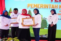 Wakil Bupati Sidoarjo Hj. Mimik Idayana menerima penghargaan Indeks Perlindungan Anak (IPA) Terbaik II Jawa Timur yang diserahkan Gubernur Jawa Timur Khofifah Indar Parawansa pada peringatan Hari Anak Nasional Provinsi Jawa Timur di Pintu Langit, Kabupaten Pasuruan, Selasa (28/7/2026). (Foto Dok Ho/RadarBangsa.co.id)