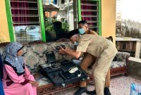 Petugas Dispendukcapil Kabupaten Pasuruan melayani perekaman KTP-el di rumah warga melalui inovasi Si Mamah, Senin (20/7/2026). (Foto Dok Ho/RadarBangsa.co.id)