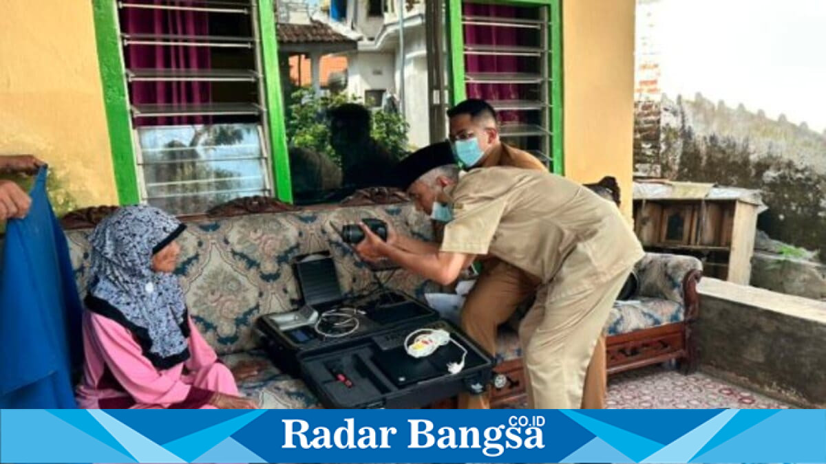 Petugas Dispendukcapil Kabupaten Pasuruan melayani perekaman KTP-el di rumah warga melalui inovasi Si Mamah, Senin (20/7/2026). (Foto Dok Ho/RadarBangsa.co.id)