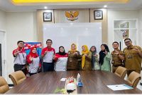 Kepala Cabang JNE Sidoarjo Ninil Indrasari dan Ketua Koperasi SIBAR Sehat Sejahtera RSUD Sidoarjo Barat drg. Hary Indah Fibriany menandatangani kerja sama layanan pengiriman obat tanpa antre bagi pasien. (Foto Dok Ho/RadarBangsa.co.id)