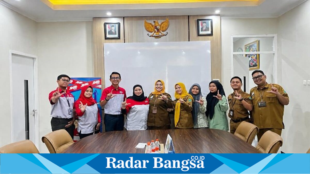 Kepala Cabang JNE Sidoarjo Ninil Indrasari dan Ketua Koperasi SIBAR Sehat Sejahtera RSUD Sidoarjo Barat drg. Hary Indah Fibriany menandatangani kerja sama layanan pengiriman obat tanpa antre bagi pasien. (Foto Dok Ho/RadarBangsa.co.id)