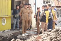 Bupati Sidoarjo H. Subandi meninjau proyek peningkatan Jalan Raya Bluru Kidul di Sidoarjo, Senin (13/7/2026). (Foto Dok Ho/RadarBangsa.co.id)