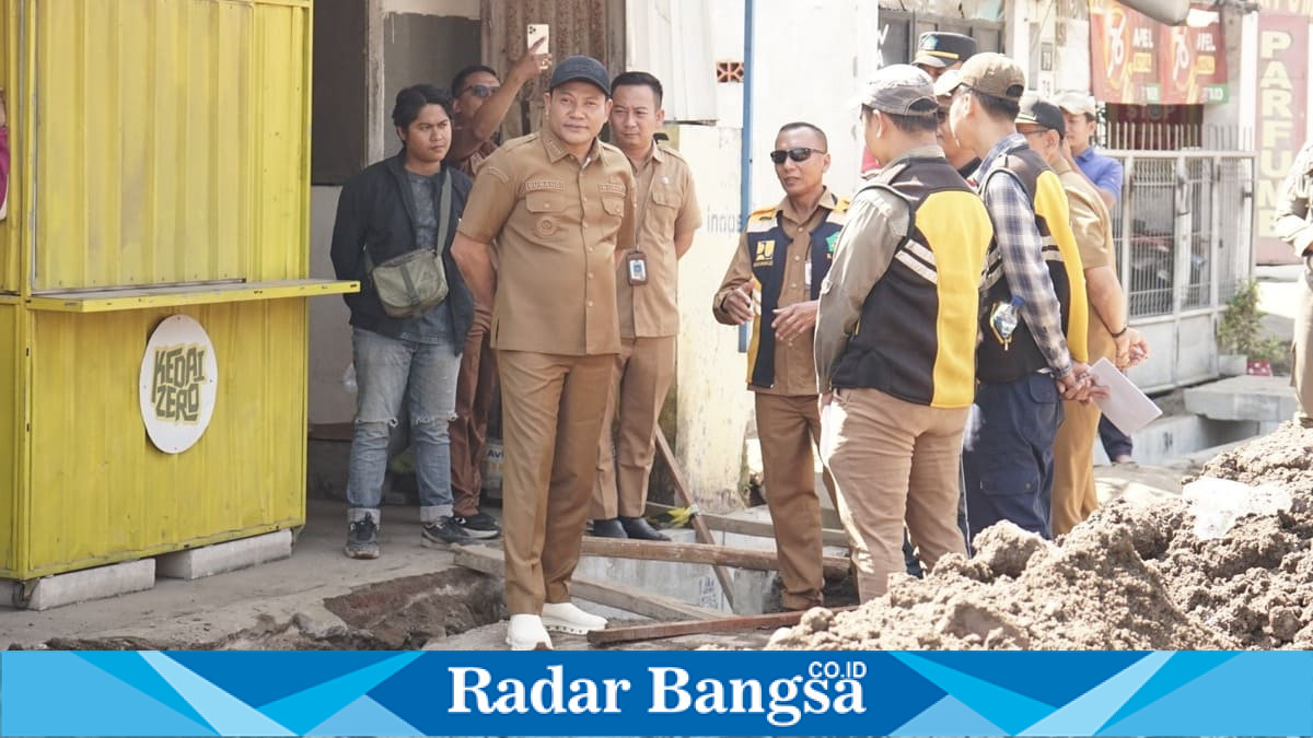 Bupati Sidoarjo H. Subandi meninjau proyek peningkatan Jalan Raya Bluru Kidul di Sidoarjo, Senin (13/7/2026). (Foto Dok Ho/RadarBangsa.co.id)