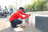 Bupati Bangkalan Lukman Hakim memimpin kerja bakti dan pengecatan trotoar bersama ASN di kawasan Kota Bangkalan, Selasa (21/7/2026). (Foto Dok Ho/RadarBangsa.co.id)