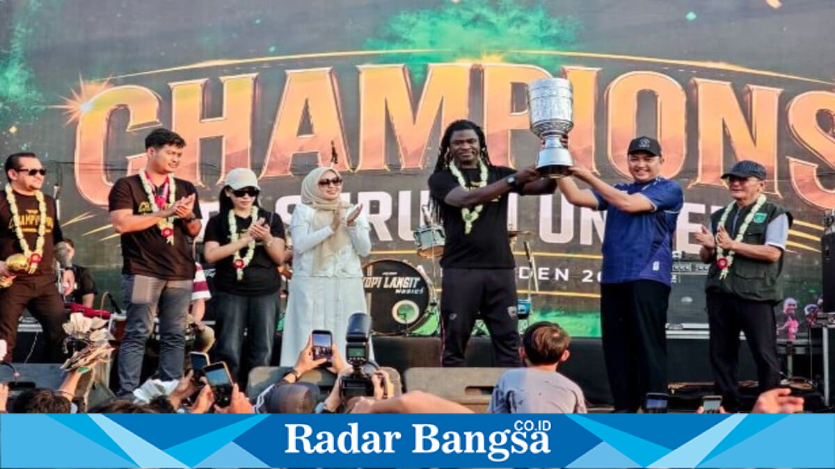 Pemain dan ofisial Pasuruan United disambut Bupati Pasuruan usai konvoi juara Liga 4 Piala Presiden 2026 di Raci, Minggu (12/7/2026). (Foto Dok Ho/RadarBangsa.co.id)