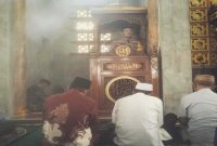 Kapolsek Laren AKP Anang Purwo Widodo memperkenalkan diri dan menyosialisasikan layanan Polri 110 saat Jumat Keliling di Masjid Al Mujahiddin, Desa Gampengsejati, Jumat (3/7/2026). (Foto Dok Ho/RadarBangsa.co.id)