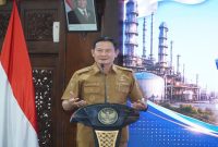 Bupati Lamongan Yuhronur Efendi menyampaikan sambutan pada pelantikan Aang Junaedy sebagai Ketua KADIN Lamongan masa bakti 2026–2031 di Pendopo Lokatantra, Senin (27/7). (Foto Dok Ho/RadarBangsa.co.id)